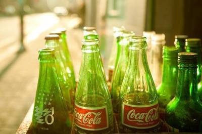 跨越百年的突破 可口可乐从非酒精饮料巨头到酒类市场的新尝试